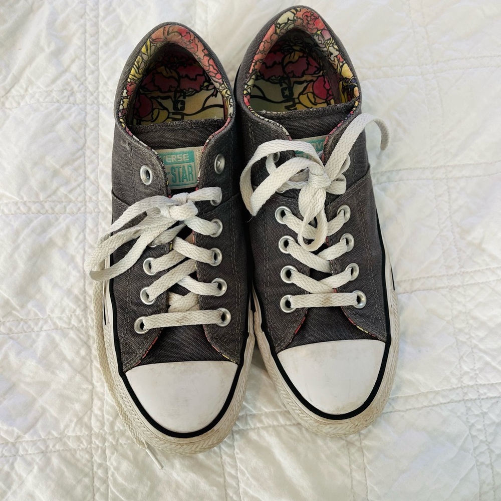 CONVERSE SNEAKERS - WOMEN'S GRAY - SIZE 7